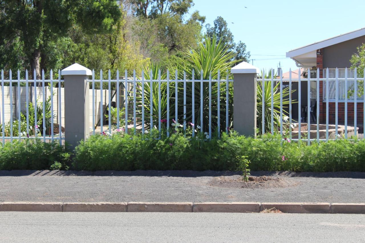 Ons Dorpshuis Beaufort West Exterior photo